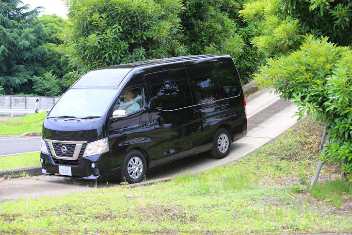 急勾配のコースで上り下りを繰り返す「NV350キャラバン」のワゴン。NV350キャラバンには、用途に応じてバン、ワゴン、マイクロバスの3モデルが用意されている。