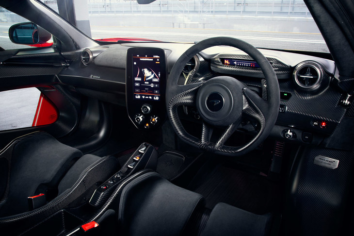 「マクラーレン・セナ」のインテリア。軽量化のためにアルカンターラ（オプションでレザーも選択可能）の内張りは最小限にとどめられており、各所にボディーを形成するカーボンファイバーがのぞいている。