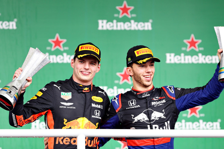 F1第20戦ブラジルGPを制したレッドブルのマックス・フェルスタッペン（写真左）と、2位でゴールしたトロロッソのピエール・ガスリー（同右）。（Photo=Red Bull Racing）