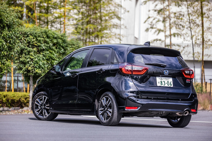 「フィットe：HEV RS」のリアビュー。サイドガーニッシュやリアバンパー、リアスポイラーがスポーティーな専用デザインのアイテムになっている。