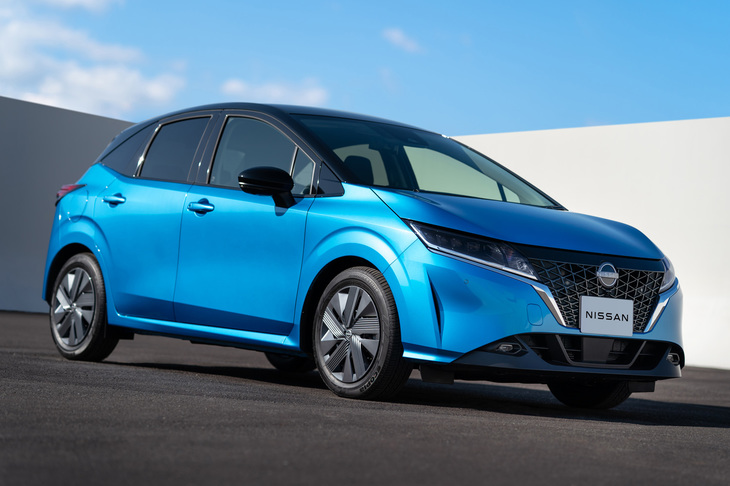 ライバル関係にある車種といえば、この世代からハイブリッド専用モデルとなった「日産ノート」が挙げられる。価格は202万9500円から244万5300円。