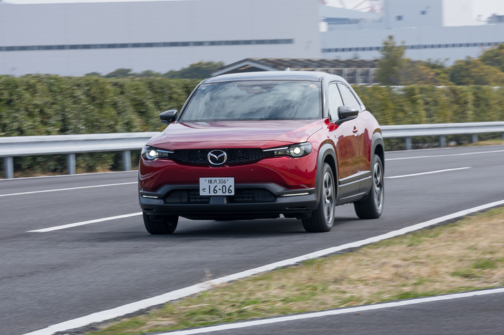 「MX-30」の駆動用モーターは最高出力170PSを発生。ロータリーエンジンは駆動には参加しないが、シリーズハイブリッド状態で走行中にはエキゾーストノートが楽しめる（それほど快音ではない）。