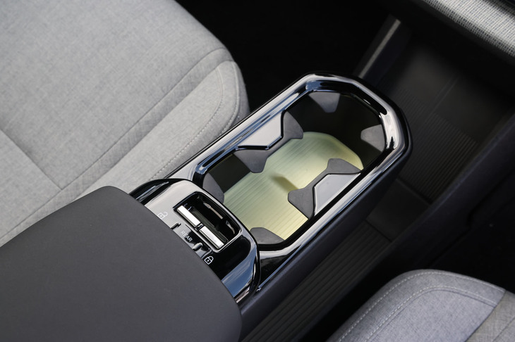 センターコンソールに収納式のドリンクホルダーを内蔵。アームレストの手前にパワーウィンドウとドアロック／アンロックのスイッチが配置される。パワーウィンドウスイッチは、フロント／リアの切り替え式になっている。