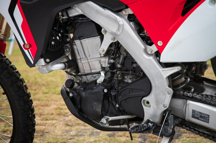 エンジンは449ccの水冷4ストローク単気筒OHC 4バルブ。「CRF450R」のものを基に、バルブタイミングや圧縮比など、クランクウェイトの形状など、各所に手が加えられている。