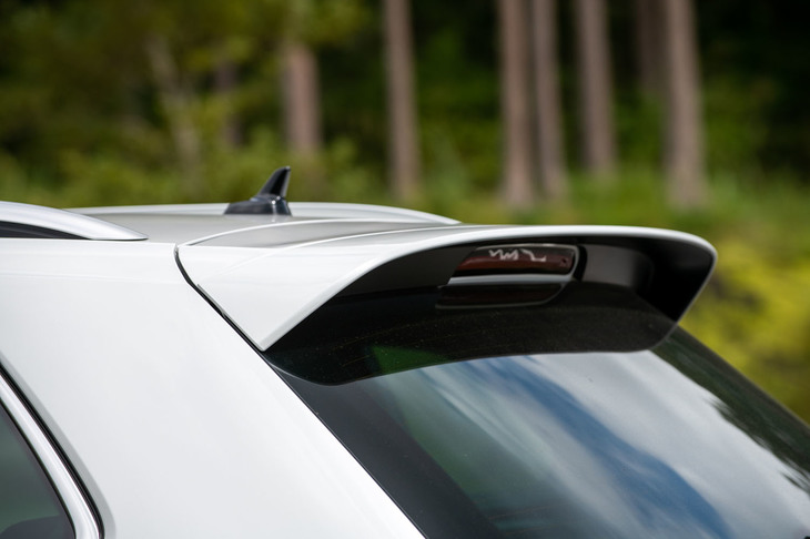 ルーフエンドには大型のリアスポイラーが装着されている。