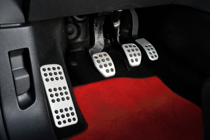 「GTライン」や「GTi」と同じく、アルミ製のペダルが装備される。