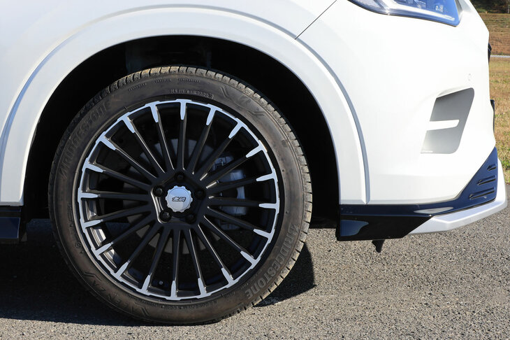 ツヤ消しブラックの塗装と切削加工を組み合わせた19インチアルミホイール「MDC」。リムにフローフォーミング加工を施すことで、軽量化と高い剛性を両立している。