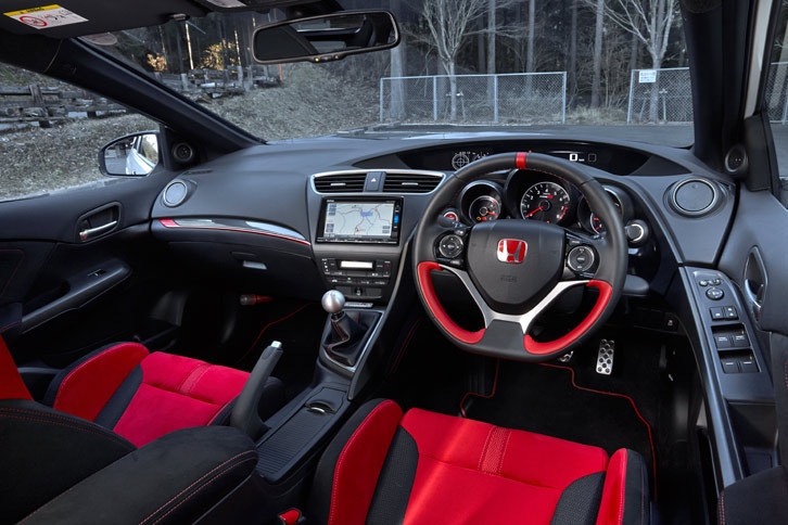 新型「シビック タイプR」のインストゥルメントパネルまわり。本革巻きのステアリングホイールは底部がフラットなDシェイプタイプで、上部には赤いセンターマークが付く。