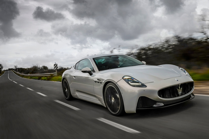 最高出力490CVのエンジンを搭載した「モデナ」。今回の試乗は、イタリア・ローマ郊外の公道と、ヴァレルンガサーキットで行われた。