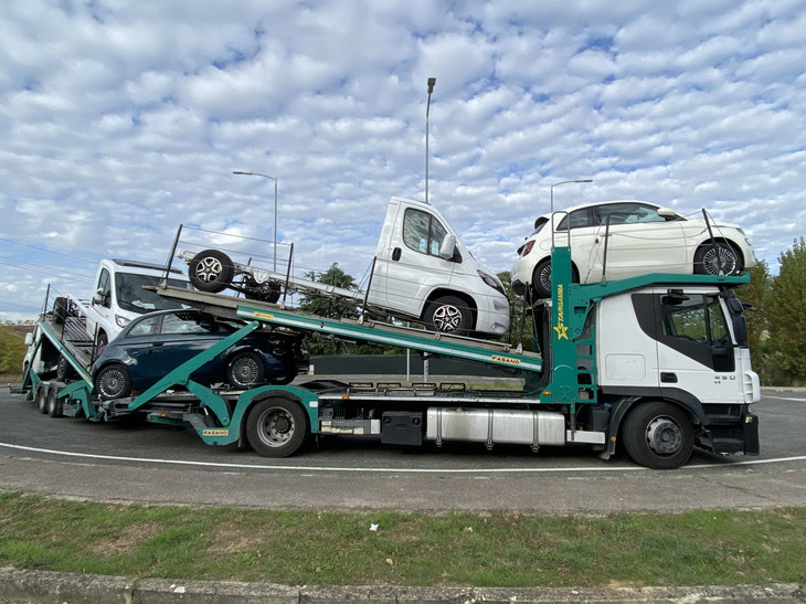 「フィアット500e」および「フィアット・ドゥカート」のキャブ付きシャシーを運ぶ積載車。後者はキャンピングカー工場に納品するものである。シエナにて2021年10月に撮影。