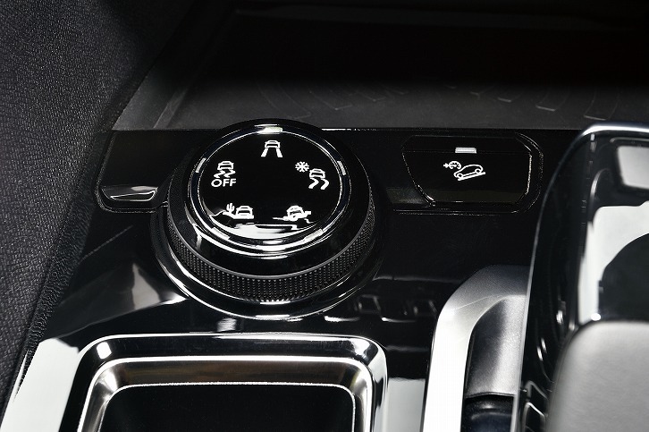 「アドバンスドグリップコントロール」とは、駆動輪へのエンジントルクとブレーキを制御するトラクションコントロール機能のこと。「スノー」「マッド（泥やぬかるみ）」「サンド（砂地）」のモードを備える。