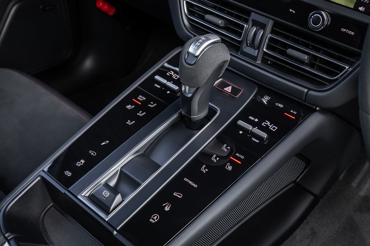 シフトセレクターを取り囲むようにフラットなパネルが配置されたセンターコンソール。エアコンの温度と風量設定スイッチ以外は、タッチ式スイッチとなる。