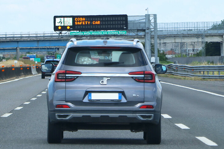 中国・奇瑞製モデルのノックダウンキットをイタリアで組み立てている、DRのモデル。