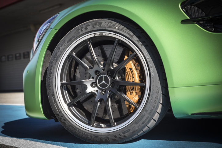 今回の試乗の舞台は一般公道とサーキット。後者向けの試乗車には「ミシュラン・パイロットスポーツ カップ2」が装着されていた。