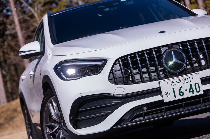 AMGモデルでは、専用となる15本の縦ルーバーを用いた「パナメリカーナグリル」を採用。1952年に公道レースのカレラ・パナメリカーナ・メヒコで優勝したレースカー「メルセデス・ベンツ300SL」をモチーフとしている。