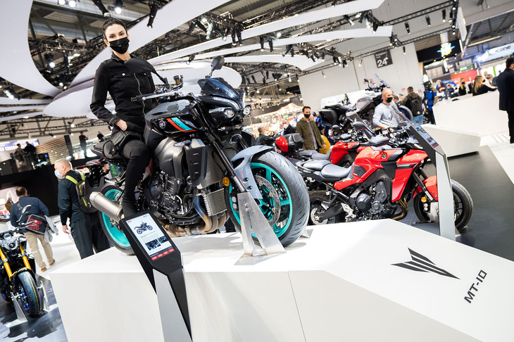 ヤマハの次世代スタンダードモデル／ネイキッドモデルである「MT」シリーズ。その頂点に君臨する「MT-10」も最新型に進化し、スタイリングを一新した。欧州の排出ガス規制「ユーロ5」に適合するために吸排気系を見直し、また各操作系も改良している。125ccから1000ccまで幅広いラインナップを持つMTシリーズは、ここにきて各モデルの改良および“代替わり”が進み、シリーズで一貫したスタイリングとなった。このMT-10も、兄弟車種で共通する切れ上がった細身のデイタイムランニングランプが特徴となっている。さらにグレーのボディーにペパーミントグリーンのホイールという、2022年型MTシリーズに共通のカラーリングも個性的だ。