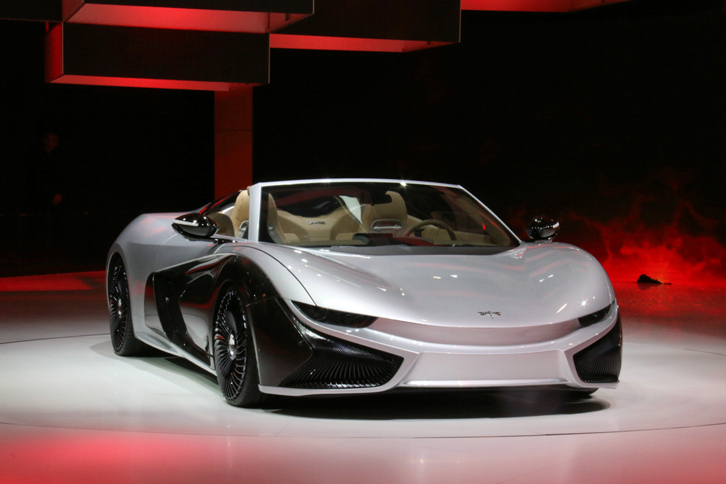 「前途K50ロードスター」。2015年設立の新進メーカー、前途汽車による第2作。中国初のオープントップEVをうたう。アルミ合金フレーム＋カーボン製ボディーパネルの構成で、近い将来の量産化が計画されている。