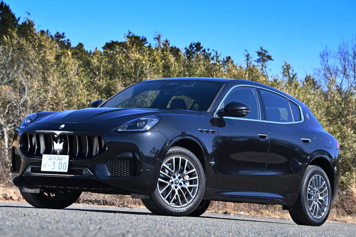 2025年8月に販売開始がアナウンスされた「グレカーレ」の新グレード「エッセンツァ」。レザー内装やシートヒーター、アンビエントライトなどは残しつつ、その他の装備を簡素化することで1000万円を切る価格を実現している。