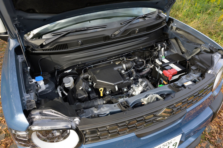 パワーユニットにはマイルドハイブリッド機構付きの1.2リッター自然吸気エンジンを採用。燃費はFWD車で22.8km/リッター、4WD車では21.0km/リッターだ（WLTCモード）。