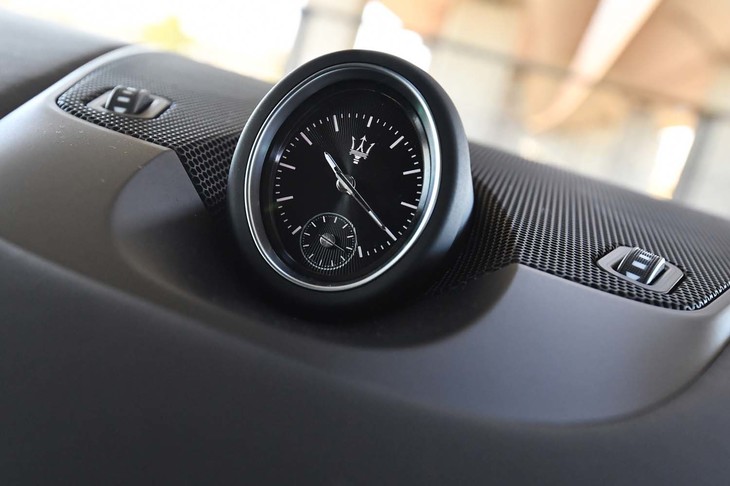 ダッシュボードの中央には、エンブレム入りのクロックが配置される。