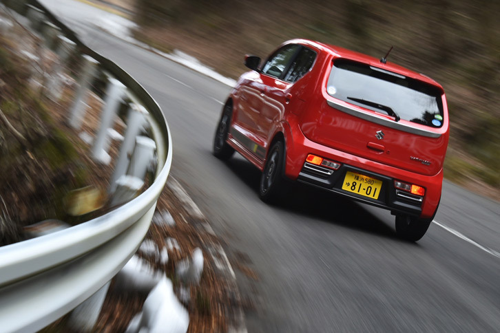 「アルト ワークス」の最終減速比は「ターボRS」と同じ4.705に低められており、専用チューニングのエンジンやクロスレシオの5段MTとも相まって、高い加速性能を実現している。