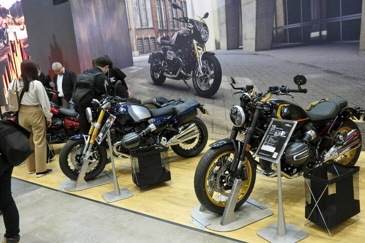 「R12」シリーズなど、ネオクラシックモデルの展示エリア。