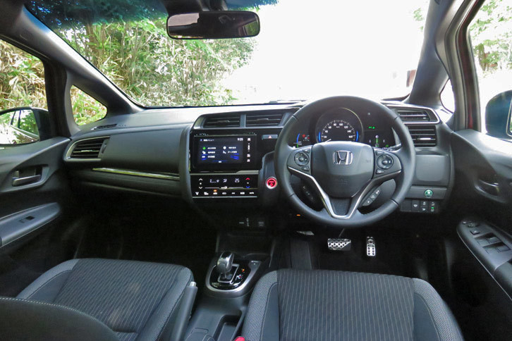 「ハイブリッドS Honda SENSING」のインストゥルメントパネルまわり。