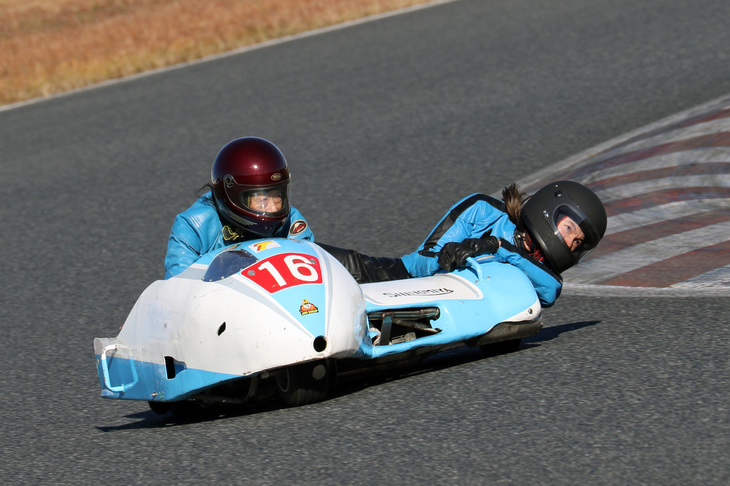 「フレディ・ディクソン・トロフィー」と題されたサイドカーレースに出走した「グランマ」と名乗るマシン。レーシングサイドカーのパッセンジャーを見るたびに、よくぞこんな恐ろしげなモノに乗れるものだと感心する。