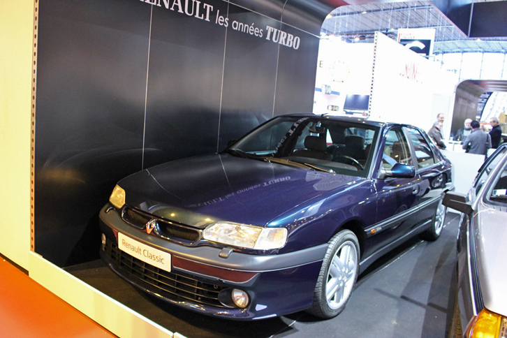 「ルノー・サフラン ビトゥルボ バカラ」（1993年）。3リッターV6エンジンはKKK製ターボ2基で過給され、最高出力268ps/5500rpmを発生。トップスピードは250km/hに達した。この後、燃料価格の高騰を受けて、欧州の自動車界におけるターボの役割は“ディーゼル車のパワーアップ装置”へと変化してゆく。