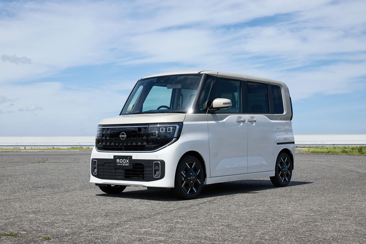 唐破風（からはふ）をモチーフにしたという「ホワイトパール／フローズンバニラ」の「プレミアム2トーンカラー」をまとった新型「ルークス ハイウェイスターGターボ プロパイロットエディション」。これを含めルークス ハイウェイスターの外板色には6種類の2トーンカラーと7色のモノトーンカラーが、「スタンダードシリーズ」の外板色には7色のモノトーンカラーが用意されている。