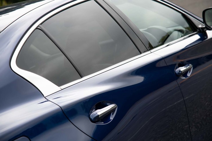 ボディー前方と後方からそれぞれ高さの違うプレスラインが伸びており、リアドアの部分で「S」字を形成する。