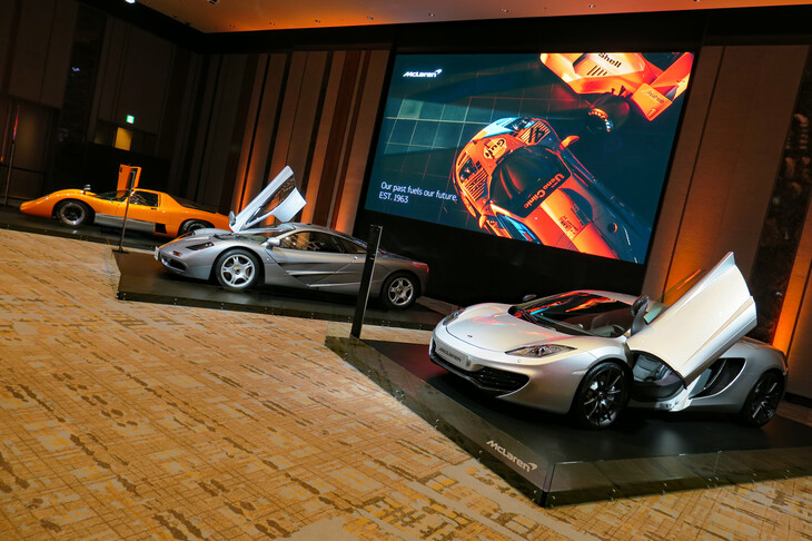 写真向かって左奥から、「マクラーレンM6GT」（1969年）、「F1」（1993年）、「MP4-12C」（2011年）。
