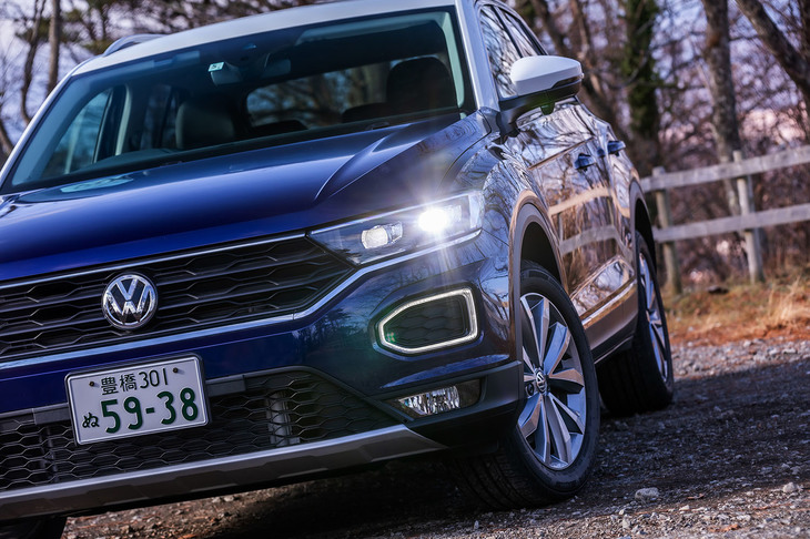 「TロックTDIスタイル デザインパッケージ」にはLEDヘッドランプが標準装備される。バンパー内のデイタイムランニングランプは、ターンシグナルランプとしても機能する。