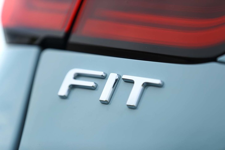 新デザインの車名ロゴ。ホンダは「快適」「ストレスフリー」「心地いい」「美しい」といった要素を“小型車に対する潜在的なユーザーニーズ”と位置付け、それをかなえるものとして新型「フィット」を開発した。