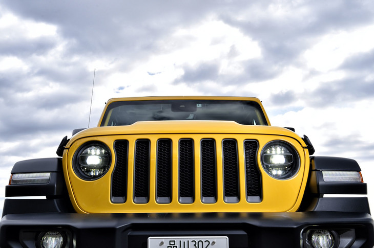 ジープらしさを演出するフロントの「7スロットグリル」と、丸目のランプを組み合わせた「ラングラー」のフロントフェイス。「CJ」をモチーフとする意匠を採用しながらも、ヘッドランプがLED式になるなどモダン化が図られている。