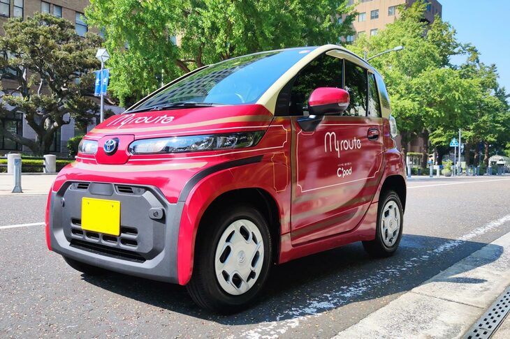 「C＋podヨコハマ」でレンタルされている「トヨタC＋pod」。横浜市交通局が運行している観光スポット周遊バス「あかいくつ」を模した塗装になっている。