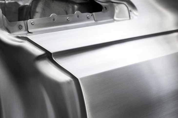 自動車メーカーの中でも一頭地を抜く成形技術を誇るアウディ。プレスラインの鋭さやパネルとパネルの間の“チリ”の狭さ、複数のパネルをまたいで通るプレスラインの“段つき”のなさなどは、他メーカーにはマネできないアウディの特徴となっている。