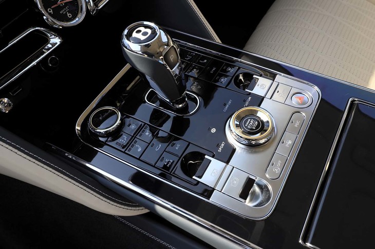 先代モデルが8段のトルコン式ATを搭載していたのに対し、新型では8段のデュアルクラッチ式ATを採用。サプライヤーは同じZF。