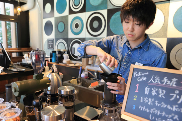 もろもろの取材撮影を終え、あらためて「ポディウムカフェ」でコーヒーをいただく。「バイパー」が展示されるのを見届けるためで、決してサボっているわけではないのであしからず。