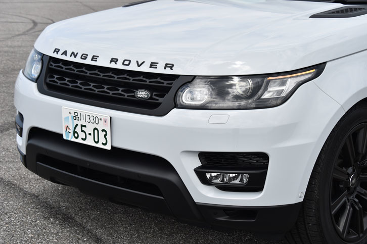 ドレスアップオプション「ステルスデザインパック」を選択したテスト車には、サテンブラックのフロントグリルや「RANGE ROVER」ロゴマークが装着される。