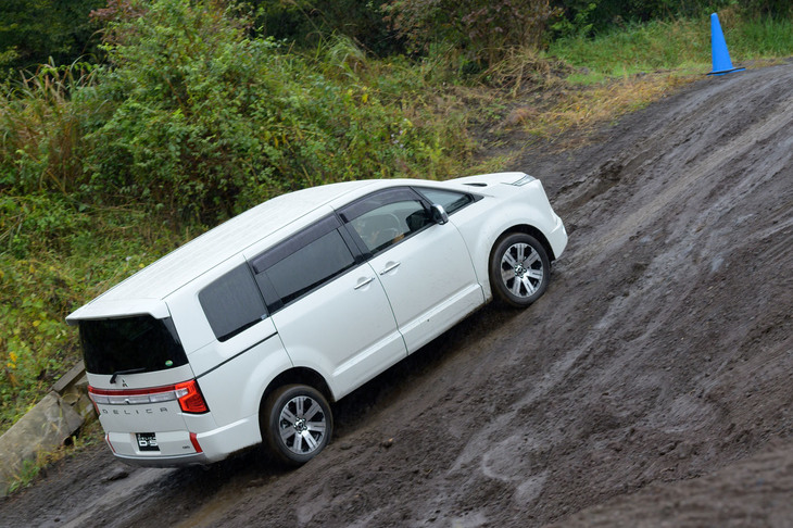 試乗車のタイヤは純正装着の「ヨコハマ・ジオランダーSUV G055E」。低燃費タイヤ「ブルーアース」の設計や材料技術を用いて開発されたSUV用オンロードタイヤだが、悪路でも存外に高いパフォーマンスを披露してくれた。
