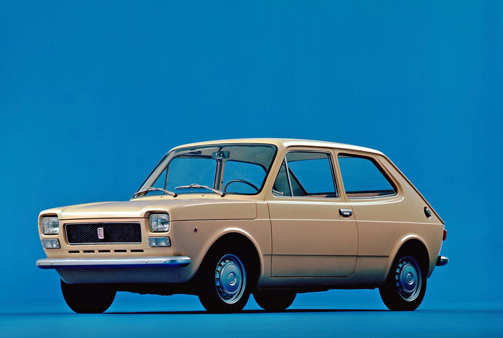 1971年「フィアット127」。リアエンジンの「850」の後継となるモデル。「ゴルフ」よりひとまわり小さい、今で言うところのBセグメント級で、2ボックスだが当初は2ドアのみ。翌1972年に3ドアが追加された。