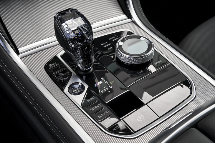 クリスタル製のシフトノブが目を引くセンターコンソール。周囲にはインフォテインメントシステムの操作スイッチや走行モードのセレクターが並ぶ。
