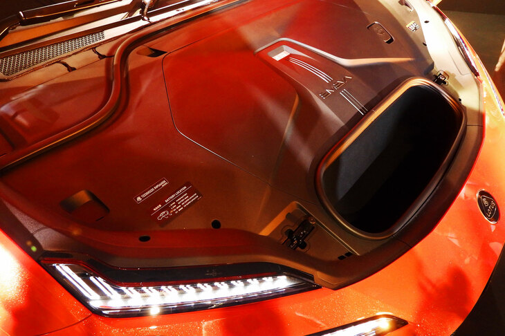 ロータス・エメヤ（フロントトランク）