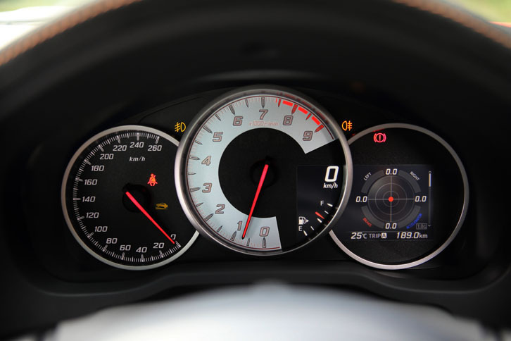 メーターについては7000rpmが真上となるようエンジン回転計の角度が変更されたほか、4.2インチTFTカラーのマルチインフォメーションディスプレイが採用された。