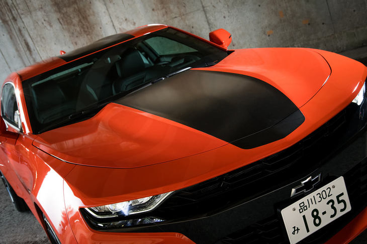 今回の試乗車は、マイナーチェンジモデルの日本導入を記念した「LT RSローンチエディション」。「クラッシュ」と呼ばれるオレンジのボディーカラーや、ブラックのデカールなどが特徴だ。