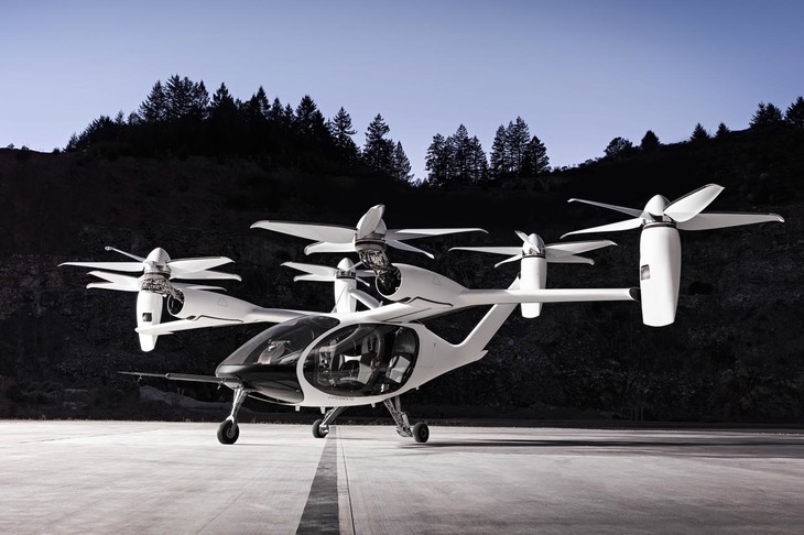 開発が進められる電動垂直離着陸機は、短距離・多頻度の運航を前提としたもので、都市圏における“空飛ぶタクシー”市場のニーズが想定されている。輸送機器としてはヘリコプター、ドローン、小型飛行機の要素をもち、信頼性、環境性（ゼロエミッション）、巡行速度、静粛性などの点で優れているとアピールされる。