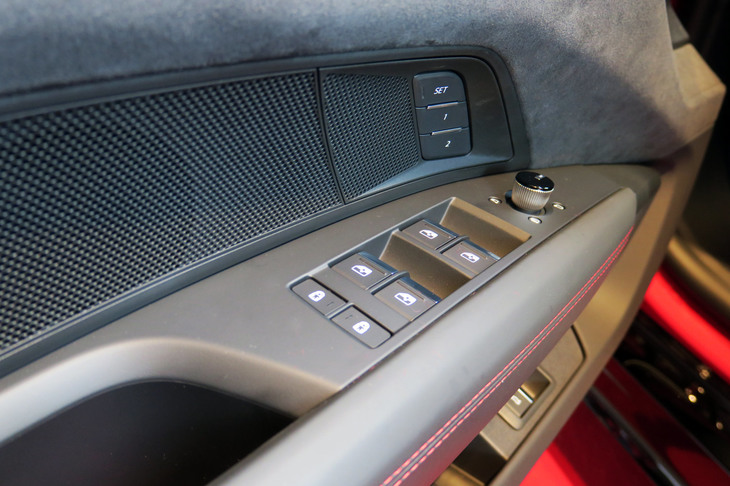 アウディRS e-tron GT（フロントドアのコンソール）