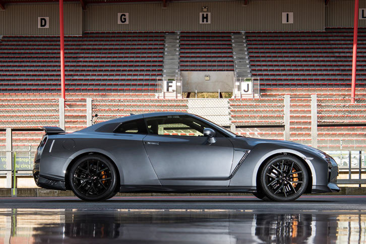 車体についてはフロントから天井まわりを中心に補強を実施。ボディー剛性を高めながら、重量増は約8kgに抑えられている。