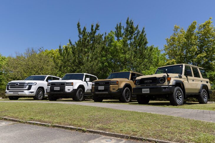 同じ「GA-F」プラットフォームのクロカンだが、しっかり、ハッキリつくり分けられていた「ランドクルーザー“250”」（写真中央2台）と同“300”（写真向かって左）。普段からデッカいクロカンを運転している満足感に浸りたい人は“300”、本物のクロカン車を、デイリーユースでも気兼ねなく使いたい人には“250”がオススメだ。（写真：郡大二郎）